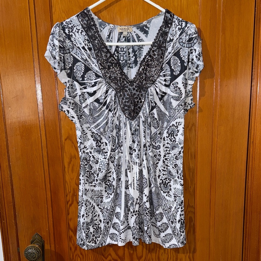 Chic Black and White Patterned Women's Blouse